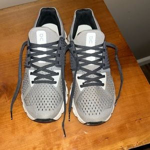 Women’s on running shoes size 7.5 like new!